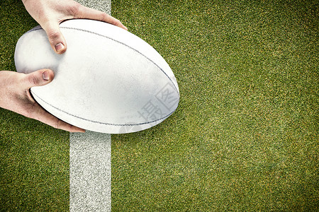 橄榄球运动员捕捉橄榄球的复合图像绿色男人沥青服装体育播放器运动男性竞赛竞技背景图片