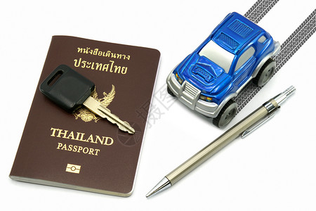 泰国护照泰国用于旅行的护照 钥匙 笔和蓝色四重四轮驱动汽车背景