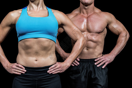 肌肉男女的中心部 用手站在臀部上女性护理运动腹肌健身房运动服胸部蓝色文胸背景背景图片