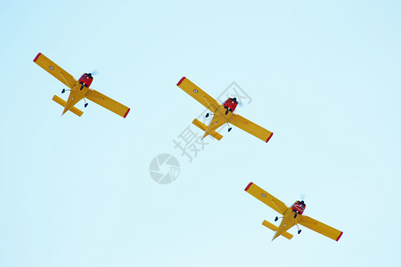 3架飞机空气红色展示牙齿黄色航展鼻子蓝色背景图片