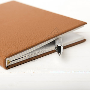 笔和笔日记笔记本文档空白记事本螺旋软垫商业备忘录办公室背景图片