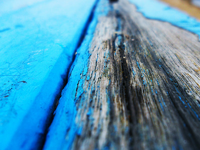 旧潮湿蓝色涂漆木制桌腐烂高清图片