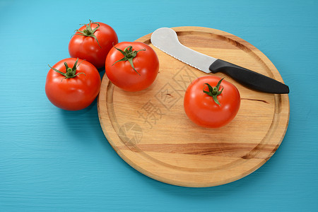 用刀砍板上的四西红柿图片