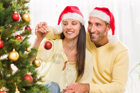 圣诞快乐的情侣快乐女性团结幸福假期两个人装潢男士水平家居背景图片