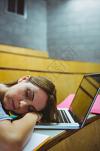 讲堂的成熟学生电脑女士大学生睡眠班级技术成人教育学校笔记本大学背景图片