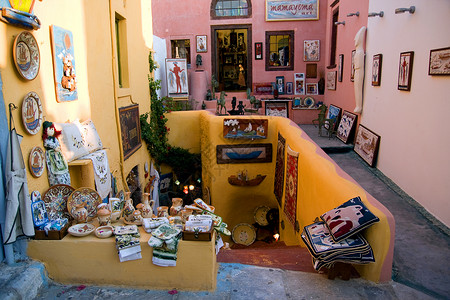 希腊圣托里尼奥亚街市配有纪念品的街头市场背景图片