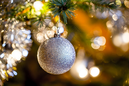 带有银球的盛装圣诞树星星传统喜悦装饰品白色庆典绿色工作室展示塑料背景图片