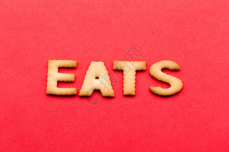红色家字素材字在红背景上吃饼干背景