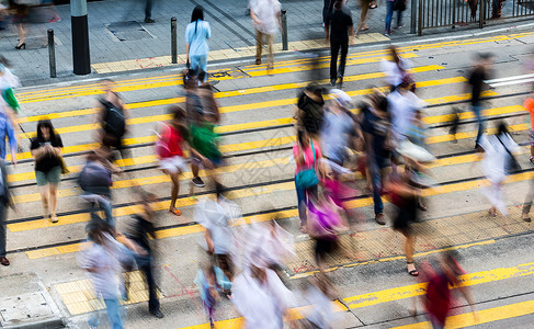 路过的行人路过路口的拥挤人口背景