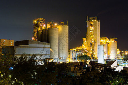 负一代夜间燃煤电站和水泥厂烟囱工业蓝色夜生活全球工作技术煤炭管道活力背景