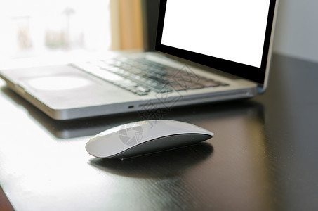 桌上的笔记本电脑房间白色桌子展示商业办公室屏幕互联网技术监视器背景图片