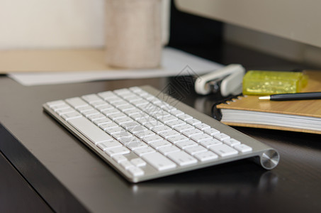 桌面上的键盘工作电脑白色桌子技术办公室笔记本背景图片