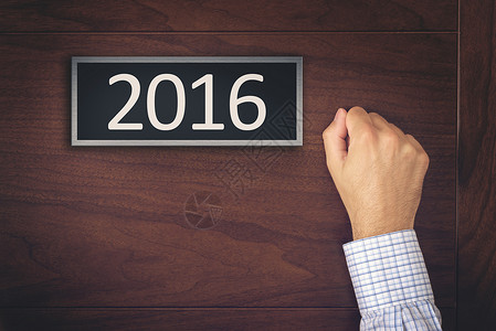 实业家敲击2016年新年门背景图片