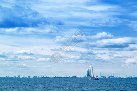 离岸的开阔蓝海的帆船海洋海浪假期风险血管微风游艇冒险运输风暴背景