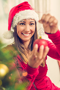 带着圣诞礼服的女孩选择性幸福假期红色饰品活动享受微笑装潢新年背景图片