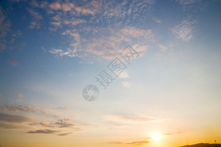 红蓝天空云和日出橙色背景