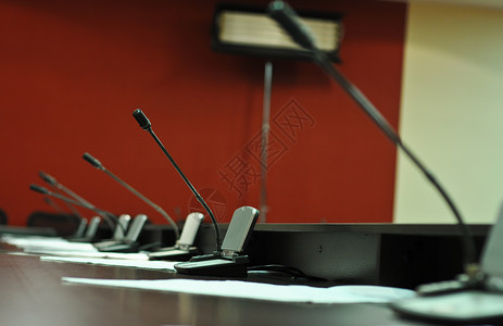 红色会议展板会议桌 麦克风闭式背景
