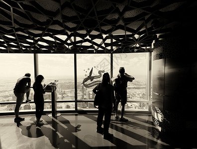 观光者从一个高优势点看迪拜市风景沙漠天际城市景观天线建筑学游客全景购物中心建筑背景