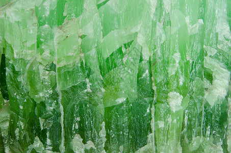绿色水晶天然的翡翠表面绿色白色奢华墙纸珠宝水晶石头黄色材料反射背景