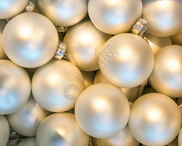 绵柔质感圣诞树的珍珠色球背景
