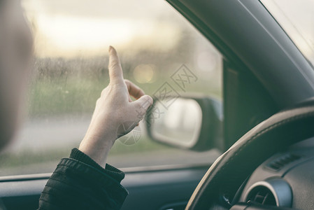 手机动素材女司机指向女性驾驶指方向背景