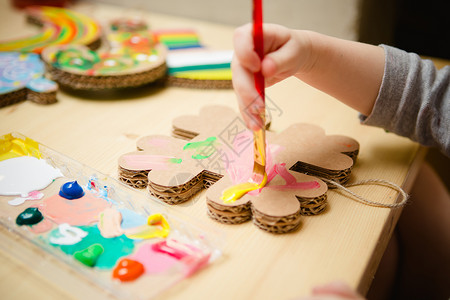 小孩的画用彩色涂料给小女婴绘画快乐女性女孩幼儿园刷子幸福学习创造力教育画家背景