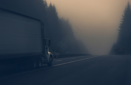 福吉公路上的卡车背景图片