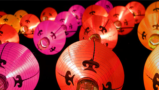 夜间多彩灯笼     中国新年装饰背景图片