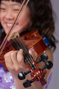 日本年轻女孩与Violin的肖像紫色选择性乐器焦点情感小提琴音乐家音乐青年裙子背景图片