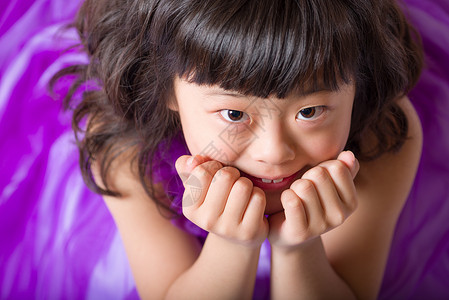 紫色年轻情感日本年轻少女肖像紫色女孩爆头情感青年裙子微笑幸福背景