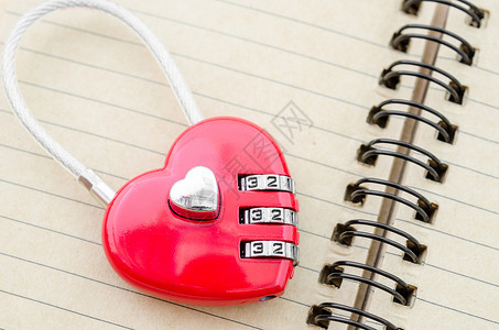 红色主钥匙心脏形状锁背景图片