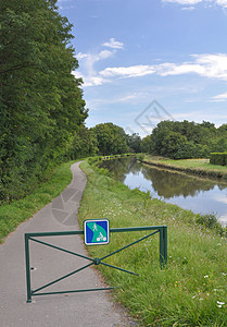 勃艮第运河在伯根迪的紫外线循环路线和签名绿色游客旅游旅行水路运动假期自行车速度背景
