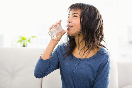 纯洁的微笑的女人 喝水喝水背景图片