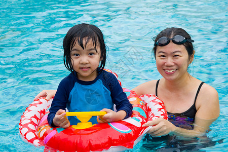 亚裔家庭喜悦乐趣幸福假期孩子母亲闲暇游泳妈妈享受高清图片