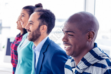 欢乐的商务人士站成一排男性快乐商务女性伙伴微笑办公室团队同事合作背景图片