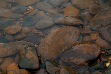 岩石河河岸石头墙纸反射电流叶子海滩溪流文摘基岩图片素材