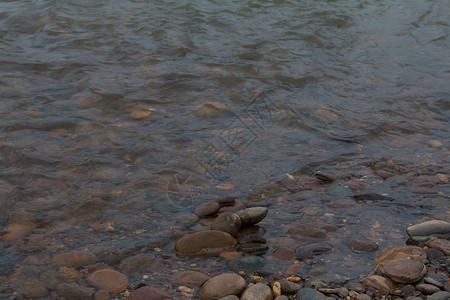 岩石河电流叶子墙纸反射溪流基岩海滩石头河岸文摘图片素材