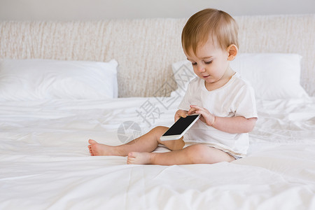 清白之年使用智能手机的可爱婴儿技术住所男性公寓坐垫家庭生活枕头男生房子家庭背景