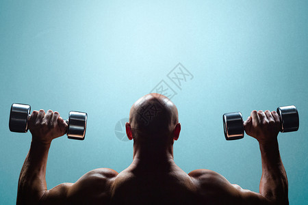 光头强素材肌肉人举起哑铃后视镜的复合图像背景