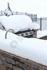 外门厨房BBQ 埋在底部冬雪下背景