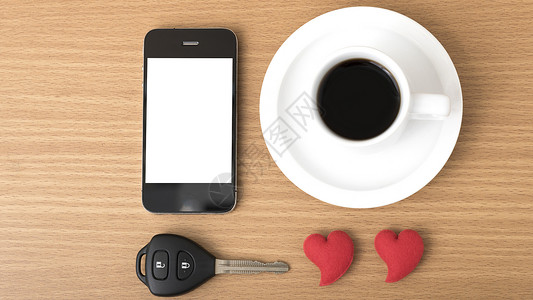 咖啡电话车钥匙和心脏桌子手机红色礼物电话杯子办公室木头白色背景图片