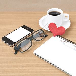 咖啡 电话 眼镜 笔记和心脏办公室红色桌子杯子手机背景图片