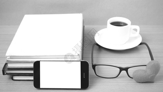 咖啡 电话 眼镜 书本和心杯子红色手机办公室桌子背景图片