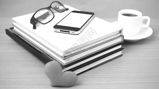 咖啡 电话 眼镜 书本和心桌子手机红色杯子办公室背景图片