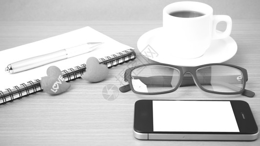 咖啡 电话 眼镜 笔记和心脏桌子杯子红色办公室手机背景图片