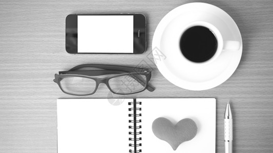 咖啡 电话 眼镜 笔记和心脏杯子红色办公室桌子手机背景图片