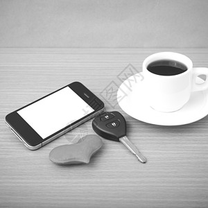 咖啡电话车钥匙和心脏红色木头办公室白色桌子手机电话礼物杯子背景图片