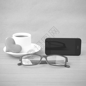 咖啡 电话 眼镜和心脏木头桌子白色手机杯子办公室红色背景图片