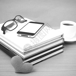 咖啡 电话 眼镜 书本和心红色办公室手机桌子杯子背景图片