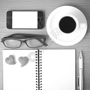 咖啡 电话 眼镜 笔记和心脏办公室红色杯子桌子手机背景图片